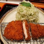 Tonkatsu Maisen - お肉の厚みは程ほどだけど、叩いてお肉の繊維をほぐしているので柔らか～♪脂身は少なめだけどジュワッと甘い！