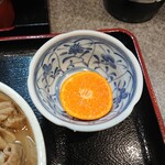 ときわ - 小さなみかんを半分にカットされての小鉢、彩りと華を添えてくれていて良い〜昭和の定食メニューらしい姿にも思えて嬉しくなる、勿論みかんは甘くて美味しいかったですw