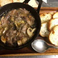 黒毛和牛スジ肉とマッシュルームのアヒージョ