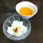 担々麺 杉山 - ■担々麺に付いてくる杏仁豆腐とお茶