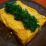 東京 土山人 - だし巻き玉子（関西風）950円：出汁のきいた関西風と甘みの強い関東風が選べます。