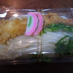 Teuchi Udon Sakaide - 持ち帰り用の天ぷらうどん　麺とエビ天、かまぼこ２枚とネギと出汁のセットで４２０円です。