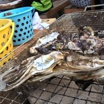 Kakigoya Ryuuou - 佐賀牡蠣（手前）と彦島流王牡蠣