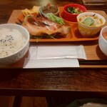 喫茶 あじさい - 日替わりランチの赤魚。