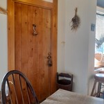 食堂カウ - 店内から入口ドアをみたところ