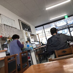 市場食堂 - 内観。左の後姿がお母様♡
