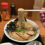 天外天 - 麺は普通の九州ラーメンより少し太め