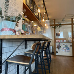 Cafe&kitchen MANABI - 若者向けの店内