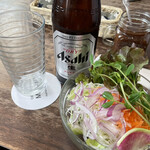 Cafe&kitchen MANABI - ハンバーグのサラダとドレッシング　瓶ビールは550円