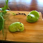 カエルを模したユニークなそら豆（拡大）