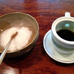 うさぎ屋 - おぼろ豆腐に添えられた塩と醤油