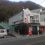 本場かなくま餅 福田 - お店の左側には、広い駐車場がありますが、お昼時には満車になる場合が多々あります。