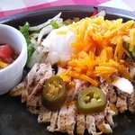 バブルオーバー - 2013.1　野菜とチキンのソテーにチーズ　サワークリーム　アボカドディップ　ハラペーニョがのってます