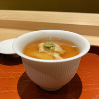 銀座 稲葉 - 湯葉が乗っている湯豆腐。最初の一品に丁度良い