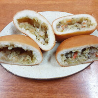 Russian Restaurant ROGOVSKI 銀座 - 「えびピロシキ（左）と、野菜ピロシキ（右）」