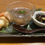 Kushiage Wagaya - お通し　しんじょ　えび　梅しそ煮凝り　昆布