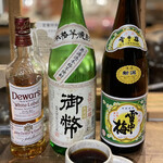 Futatsubo Shokudou - 18時頃、コーヒーを飲んでいたら
      カウンターにボトルと一升瓶が出てきた。