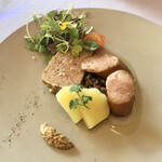 ピパ・ブルー - （前菜）
      　ポーク粗挽きソーセージとパテメナジェール
      　リヨン風サラダ仕立て