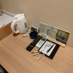 スーパーホテル - 部屋のテーブル