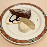 エリオ・ロカンダ・イタリアーナ - カカオヘーゼルナッツアーモンドタルト　北海道産林檎ムース