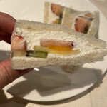 千疋屋総本店 - 苺、キウイ、パイナップル、マンゴー。程良いクリーム感とフレッシュなフルーツが美味しい。