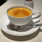 千疋屋総本店 タカシマヤフードメゾン新横浜店 - ホットミカンジュース。カップで温かいミカンジュース。美味しい。ハチミツつけてくれたけど入れなくても甘い。