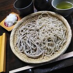 鈴庵 - せいろと田舎の合い盛り1045円(税込)
            どちらの麺もコシが強くしっかりとした歯応えで、表面滑らか舌触りも良いです。
            個人的には細麺の方にワサビをちょっと乗っけて頂くのがベスト♪山葵擦りたてで風味◎