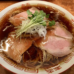 中華そば しば田 - 中華そば 780円
                                火曜日13:30頃着。外待ち７人。10分ちょっとで入店。