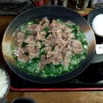 デリカセロリ - 肉うどん　700円（ライス、温玉付き）