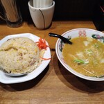 さっぽろ羅偉伝 - チャーハン+味噌ワンタンスープ。