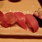 Kaitensushi Umihe - 鮪五貫（鮪　国産本鮪赤身　びんちょう鮪　国産本鮪中とろ　葱とろ軍艦）（792円）（2021年11月）