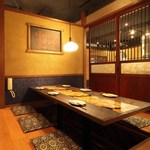 Otokomae Ryourisakana Okazu - 6名様掘り炬燵式お座敷席、テーブルに帯が埋めてあり味があります。
