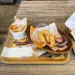 Bb.Q Olive Chicken Cafe - オリーブチキンフィンガーとホワイトチョコとキャラメルソースのチーズボール。美味し。