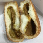 SEVEN ELEVEN - うわっ！コレ美ん味ぇぇぇ！！！
                      
                      先ずパンの香りがイイ！！！
                      
                      色んな揚げ物揚げるから、アブラに味が付いてんだろうな〜〜〜ラードっぽさを感じる。
                      
                      肉屋の惣菜テイストがあるカレーパンヽ(´o｀
                      
                      
                      