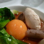 レストランひらまつ - 中央にある卵黄は一度冷凍してあるので形が綺麗に保たれています。