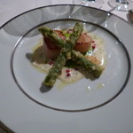 レストランひらまつ - 帆立貝のポワレ ピンクペッパー風味のシャンパンソースアスパラガスのエチュベを添えて
      