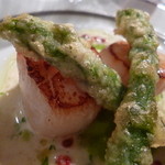 レストランひらまつ - 上のアスパラは天ぷらのような感じです～甘くて美味しいですよ♪