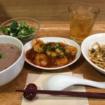 Minami Aoyama Essensu - 海老のチリソース煮 お粥と汁なし坦々麺