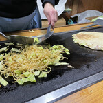 峰 - 焼きそば調理中！