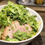 スパイス・ラー麺 卍力 - 〈2022年02月再訪・82回目〉スパイスもやしラーメン 980円・パクチー 150円・大蒜 50円