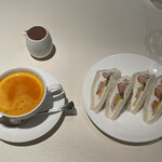 千疋屋総本店 タカシマヤフードメゾン新横浜店 - フルーツサンドハーフ　687円
                                セットみかんジュース　528円
                                支払い合計金額　1215円。安くはないけど、満足度高い。