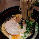 Yoi - とんこつ黒ラーメン2