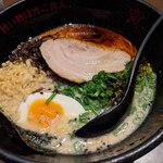 Yoi - とんこつ黒ラーメン1