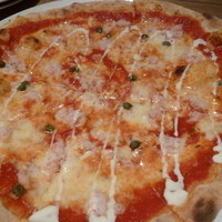 Osteria UVA RARA 横浜 - カニとケッパーのピッツァ