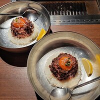 焼肉ぽんが 田町店 - 炙りユッケオンザライス