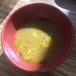 MUCHO MODERN MEXICANO - エビの入ったカレー風味のスープ