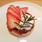 화이트 박스 커피 - 딸기 타르트