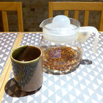 Soba Izakaya Ebisu An - 最初の蕎麦茶は、透明なティーポットで提供。三角形の蕎麦の実が見えて面白い