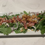 居酒屋 土間土間 - お酒がすすむ春菊サラダ(税込429円)