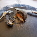 メゾン フジヤ ハコダテ - お行儀悪いですが(^_^;)内側  生ハムで包まれたものを揚げているようです。カレーのような風味。